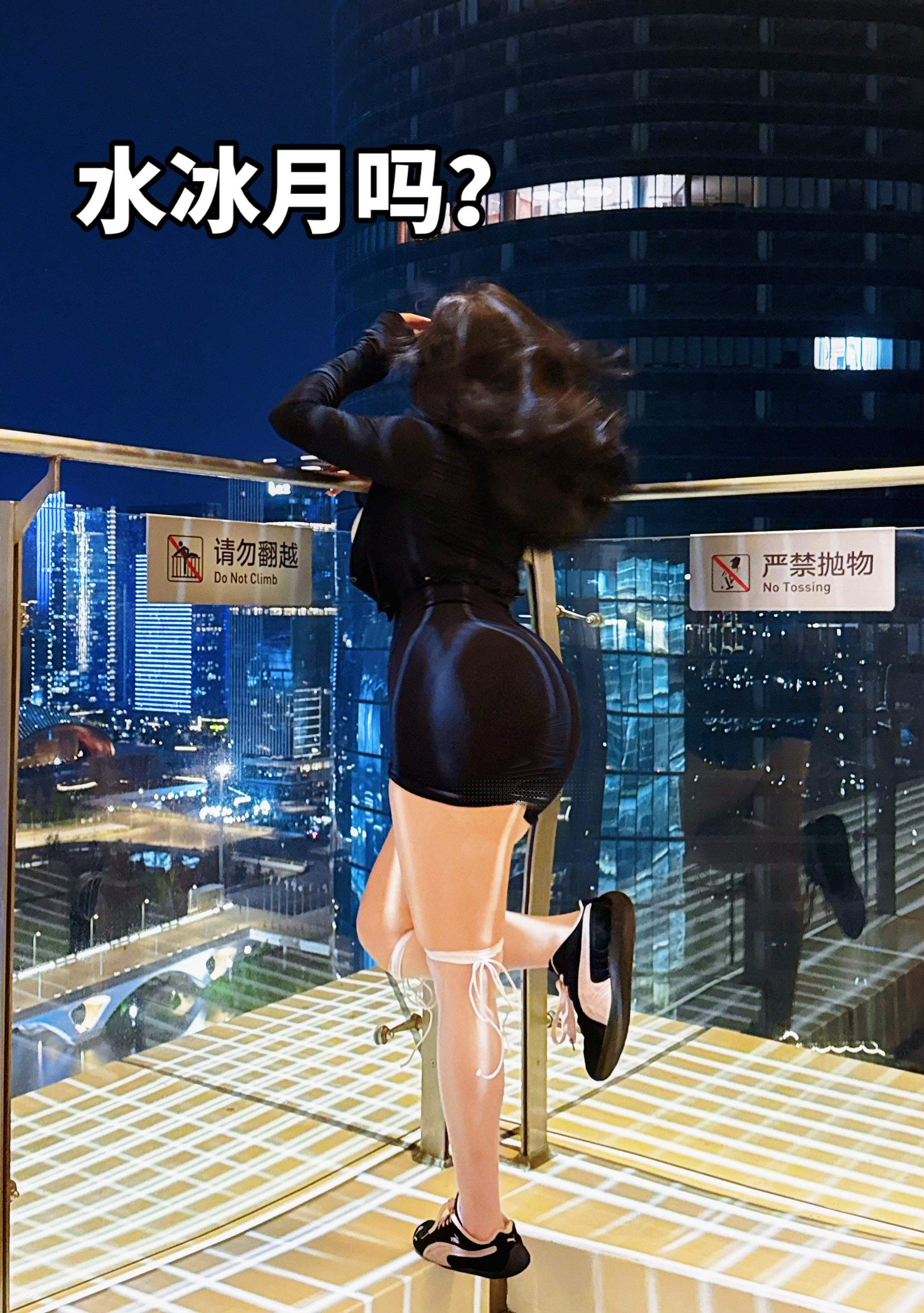 健身房阳台拍到了水冰月。#健身打卡 #撸铁女孩 #健身穿搭 #漫画身材 #无不良引导正常穿搭