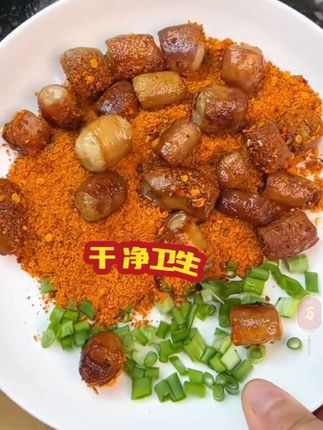 最近迷上了这个贵州的烤小肠,真的又香又辣又过瘾!它这个是已经处理干净了的,直接下锅煎一下就能吃,也可以用空气炸锅或者烤箱烤着吃,炸到表面金黄就可以了,再撒上自带的灵魂辣椒面,一口下去Q弹爆汁,又香又辣,一点也不腥,平时追剧下酒吃都很绝。#做菜我是认真的 #爱生活爱美食做菜我是认真的 #美食视频 #教你做美食 #学做菜我是认真的
