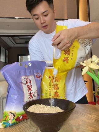 东北白高粱米 粒粒饱满 米香四溢 营养软糯 黑土地捂出的白珍珠!东北白高粱米,颗颗带着劲儿。焖饭香得淌油,煮粥稠得挂勺,嚼着带股子甜津津的劲儿。老少爷们儿就好这口实在,暖胃又养人,咱东北地的真滋味!#东北白高粱米#高粱米#五谷杂粮#高粱米饭味道浓