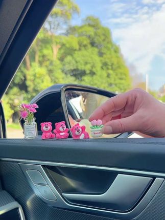 #dou上热门#汽车摆件 可爱草莓熊中控屏幕解压小公仔车内#饰品 2025新款网红装饰#车载摆件 @DOU+小助手 @流量扶持