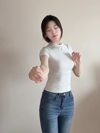 不是说爱我吗 怎么给她评论宝宝#王上摇舞蹈挑战 #不值得dj #卡点舞