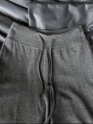 版型质感都在线的裤子!宽腰真的太舒服啦~磨毛质感适合秋冬!面料柔软细腻,穿在腿上也不会扎皮肤 版型不挑人穿,就是那种很正的窄版直筒裤型~宽腰不勒肚子,万能百搭裤!!这款腿粗腿弯的梨形姐妹们都可以放心冲!!#穿搭#穿搭分享 #穿搭技巧 #裤子#裤子推荐