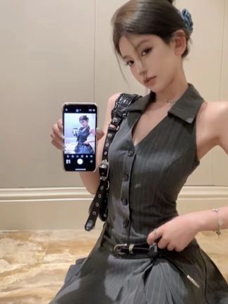 时尚法式挂脖露肩性感连衣裙女夏季V领收腰气质西装百褶裙a字短裙#辣妹穿搭 #气质穿搭 #约会穿搭 #夏季穿搭 #谁穿谁好看