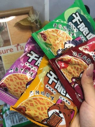 超级酥脆得干脆面来啦‼️老人小孩都可以吃🍽️,美味健康又饱腹,多种口味多种选择,味道浓郁一口嘎嘣脆😋快来快来#追剧必备零食 #零食对我下手了 #零食分享 #日常分享 #童年记忆小零食