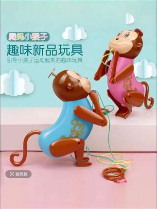 这个会爬绳的小猴子也太好玩了吧!我和孩子都玩得停不下来,只需要把小猴子轻轻放在上面,然后拉着下面的绳子,小猴子就会像爬树一样沿着绳子往上爬。它的四肢非常灵活,不管怎么放都能稳稳抓牢,而且材质很安全,宝宝可以放心玩,赶紧给你家宝贝安排一个吧!#儿童玩具 #带娃神器