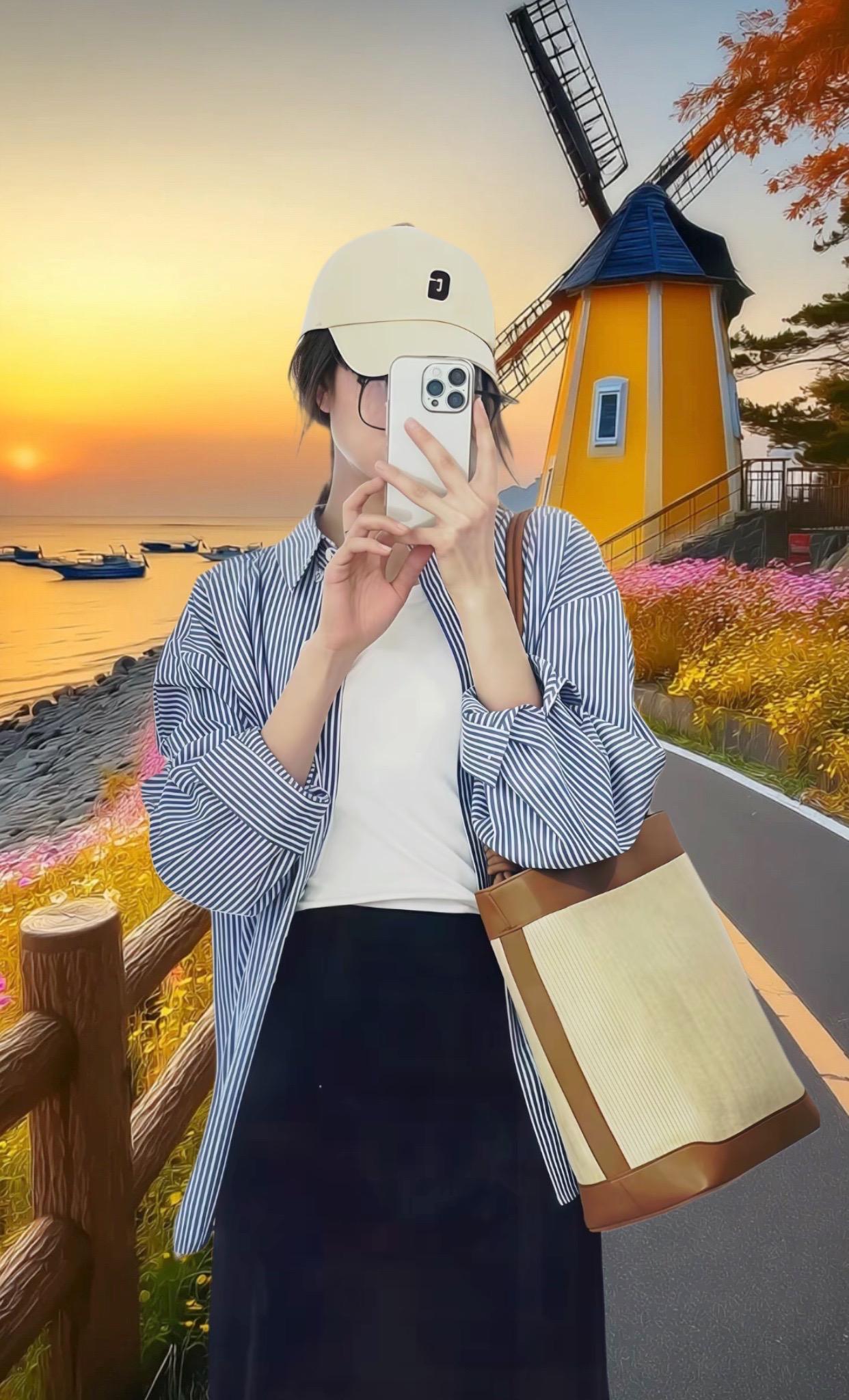 结束了一天的工作,换上休闲的条纹衬衫,戴上帽子,挎着包,来到了海边。 夕阳把天空染成暖黄色,远处的风车在余晖里慢悠悠地转着,像个安静的守护者。海边的公路蜿蜒向远方,几艘小船在海面上轻轻晃着。 这件蓝白条纹衬衫真好看,通勤时搭配西装裤,干练又不失优雅;休闲时像现在这样,内搭白T,下身配条黑裙,随性又舒适,轻松在工作与休闲氛围间切换,陪我度过了许多惬意时光。海风轻轻吹过,带着海水的咸腥味,我看着眼前的美景,一天的疲惫都消散了,只觉得这平凡的一天,因为这衬衫,因为这海边的日落,变得格外美好#早秋显身材平价上衣合集#素颜穿搭如何摆脱土气感#早秋高智感职场穿搭#条纹衬衫 #早秋不费力显贵穿搭@抖加🔥上热门🔥dou+🔥热点宝