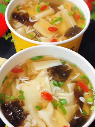 #太好吃了 新疆的家人们今天可来大好事了, 五十六个民族都能吃的清真酸汤面片又来活动了。赶紧囤囤囤