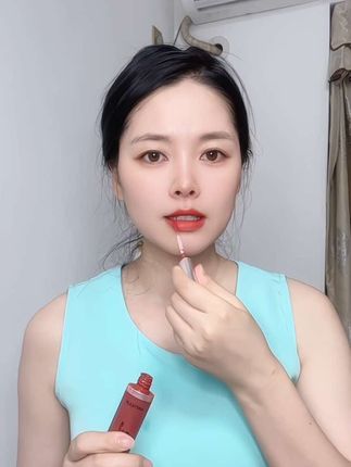 爱上这口小辣椒红棕了~橘里橘气~又拽又显白~自有了它,我等的人愛来不来#口红试色 #口红 #唇釉 #平价彩妆 #不沾杯不掉色