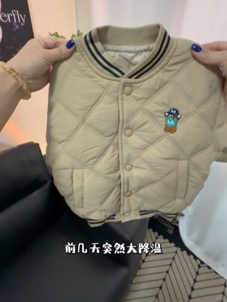 特别经典耐看的款式,品质超好,经典百搭款,面料柔软细腻,小朋友穿上超舒服超得劲呢#高品质童装 #强烈推荐 #棒球服外套 #萌宝穿搭