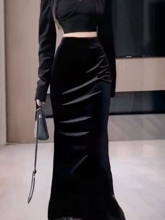 黑色金丝绒半身裙女春秋高腰开叉包臀裙复古显瘦设计感中长鱼尾裙#气质女神范儿 #今日穿搭分享 #高级感穿搭 #气质女神穿搭 #好身材好气质