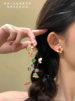 悬浮花朵,把好心情戴在耳边#时尚饰品 #耳饰#耳坠#设计感耳饰#配饰的重要性