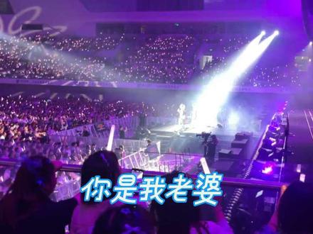 跟小齐哥合唱了一曲,最喜欢你唱完这首歌后面的独白(谢谢你这么多年来一直照顾我,希望我们这辈子,永远这样甜蜜的走下去,谢谢你,老婆!)#任贤齐 #齐迹2026任贤齐演唱会 #你是我老婆 @任贤齐