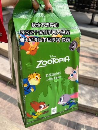 加量加大装的洗脸巾都卷到这个价了,这个价就到手两大提,真的能用很久,还是母婴可用的悬挂式抽取,用一张抽一张,方便卫生还不占地方,纸张又大又厚实,吸水性也嘎嘎好,湿水后像条小毛巾,擦脸擦手都舒服。不掉毛也不掉絮,不含荧光剂,趁价格合适直接囤三提,一年的量都给你承包了#好物分享 #便宜好物 #自用好物分享