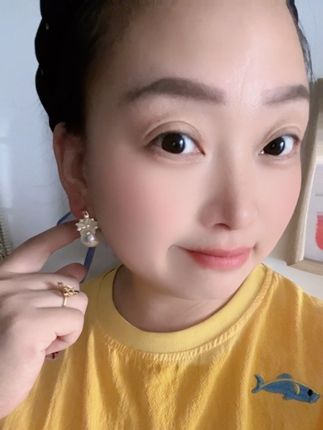姐妹们,你们看我耳朵上戴的这个珍珠耳钉真的好好看呀!它是这种非常温婉的白色珍珠,看上去就给人一种很干净、很优雅的感觉,戴上之后整个人的气质都变得不一样了,超级显温柔,而且它还特别百搭,不管你是穿裙子还是穿裤子,都能轻松驾驭,真的太美了!