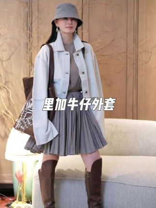 浅色系牛仔外套,短款设计,有翻领,门襟处分布着纽扣,整体风格简约休闲,宽松版型增添随性感,能轻松适配多种穿搭场景,展现出时尚又利落的气质 。#牛仔外套 #王璇原创设计 #外套 #穿搭 #谁穿谁好看