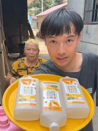 快来看看这款13块8发三大瓶果蔬餐具净,每瓶950克大包装,3合1的,去油快,还可以洗果蔬#洗洁精 #果蔬餐具净 #3合1果蔬餐具净洗洁精 #厨房好物 #超便宜超划算