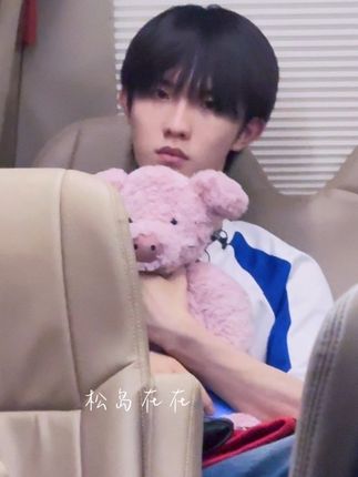 9.20下班 和小猪嘀咕什么呢?我现在只想当哥哥怀里的小猪#苏新皓 #下班 #披荆斩棘 #萌