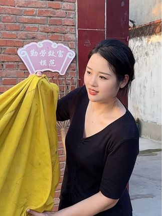 非常现实的一段话:“牛耕田一辈子,没有一块田是牛的;人打工一辈子,没有一份事业是自己的。这个世界上,勤劳的双手永远赶不上智慧的大脑,要想让自己眼光有高度,思想有深度,财富有厚度,唯有不断的努力,并持续提升自己的认知。树的方向,风决定;人的方向,自己决定。”#加油你是最棒的 #提升自己#冷风吹不停