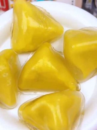 绝了,这哪是粽子啊,简直就是在生啃榴莲 肉!qq弹弹里面包裹着满满的榴莲果肉,咬 一口满嘴榴莲香,真的太满足了 #榴莲冰粽 #榴莲控#榴莲爱好者