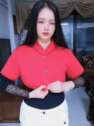 这个冬天怎么少得了这件保暖又好看的加绒马甲呢?它是这种宽松显瘦的版型,上身特别遮肉,而且还是加绒加厚的,穿起来超级暖和舒服,就像披着小被子一样,里面搭配卫衣或者毛衣都很好看,既时尚又休闲,还可以外穿,真的太百搭了,喜欢的姐妹别犹豫#多色可选#时尚百搭