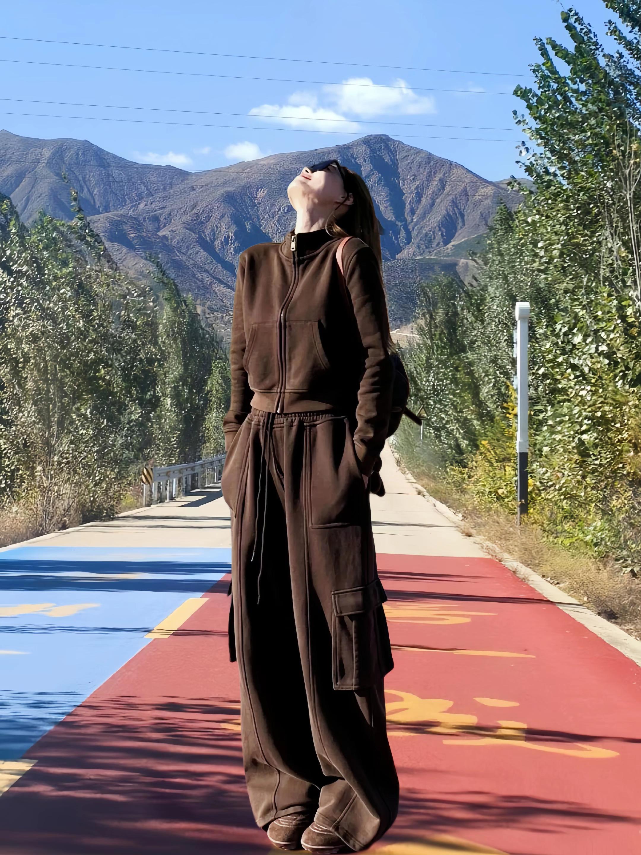 秋季韩系运动套装。天气转凉了,改换厚衣服了,这款韩版时尚休闲运动套装,穿上气场全开,又酷又飒,两个颜色可选,单穿叠穿都好看#秋季微胖穿搭测评 #被秋日氛围感穿搭拿捏了 #时尚运动套装 #又酷又飒 #今日穿搭分享