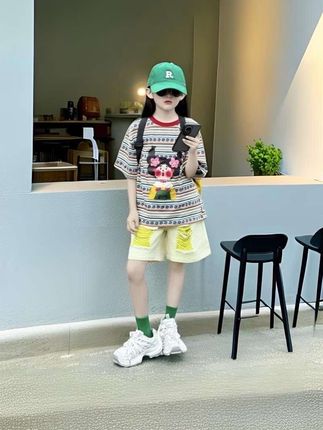 谁还没给小公主安排这套韩版套装,我真的会伤心!2025超火新款,宽松条纹短袖T恤,简约又洋气,随便搭都很有范儿。搭配破洞牛仔短裤,时髦感拉满,软乎乎面料透气不闷热,跑跑跳跳也自在。宝贝穿上秒变街头小潮人~ #女童夏装 #韩版套装 #2025新款 #条纹T恤 #破洞牛仔短裤