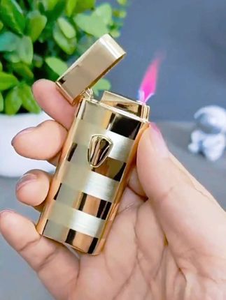 兄弟们,看看我又给你们带来了什么好东西!一款高端大气上档次的打火机,双镀条纹设计特别显高级,防风直冲充气又方便,关键是价格还很美丽。喜欢的朋友点击下方小黄车了解一下吧#好东西一起分享 #高颜值打火机 #优惠活动火爆进行中