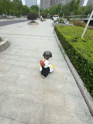 小人小车 好像进入迷你世界了 #萌娃骑车 #人类幼崽 #我遛娃还是娃遛我 #花生车