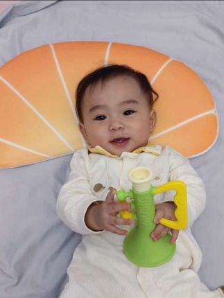 六个月以后,妈妈们记得给宝宝准备枕头,因为宝宝脖子需要一点高度啦!#babywatch 这款水果硅胶枕头,隐藏式分区的设计,平躺侧躺都很舒服,透气性非常好,宝宝睡觉更香了!#母婴好物 #婴儿枕头 #婴儿睡觉