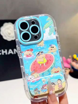 姐妹们,这个夏天谁能拒绝得了这么可爱的手机壳啊?它是这种自带支架的设计,平时我们吃饭追个剧啥的都很方便,它四周都是这种全包边加高设计,你怎么摔都摔不到。最喜欢的就是这个小新,真的太可爱了!#这个手机壳真的长在我心巴上了 #可爱到爆炸💥 #手机壳 #抖音我要上热门作品每天持续更新 #好物推荐🔥