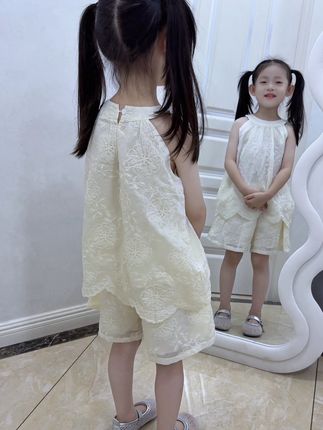 现在别人问我,一个人怎么带大孩子的,我终于可以胡说八道,说孩子是一眨眼长大的了,中间的苦,我是一点也不想说,#我的女孩👧🏻 #养育孩子#一眨眼就长大了 #过于真实#生女儿就是用来打扮的