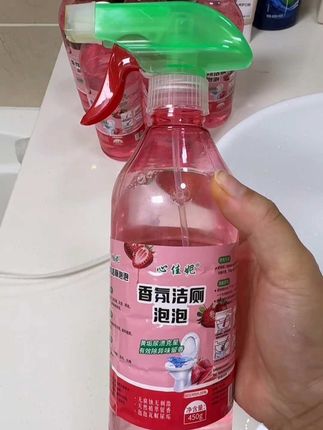 这个香氛洁厕泡泡可不是单纯的清洁表面,里面特别添加植物酸,像一些顽固污渍的地方,你就静静等个两分钟,直接冲掉就可以了。而且用它清洁花洒、水龙头、洗手台、玻璃啊都是可以的,既省钱又省心,19.9到手六大瓶真的太划算了!#好物推荐🔥 #自用好物分享