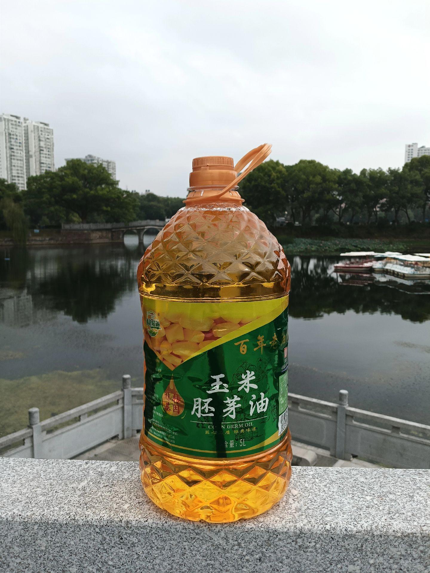 百年油坊压榨东北玉米胚芽油!百年油坊压榨东北玉米胚芽油,精选优质玉米胚芽,传承百年压榨工艺。金黄透亮的油体,散发着自然的玉米清香。无论是煎炒烹炸,都能为菜肴增添醇厚风味,让每一顿家常菜,都饱含匠心与经典好味道,为你的厨房美食之旅助力~#食用油 #百年油坊压榨东北玉米胚芽油#百年油坊压榨东北玉米胚芽油#东北玉米油#
