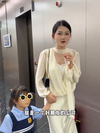 出门不想化妆又想拥有好气色,那就试试这个胡萝卜素变色唇膏吧!它不仅可以起到保湿滋润的作用,还能随体温变化而变色,而且还不沾杯、不掉色