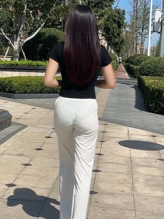嗯,简简单单,走路带风#路人视角 #走路带风 #极简穿搭 #姿态破防名场面