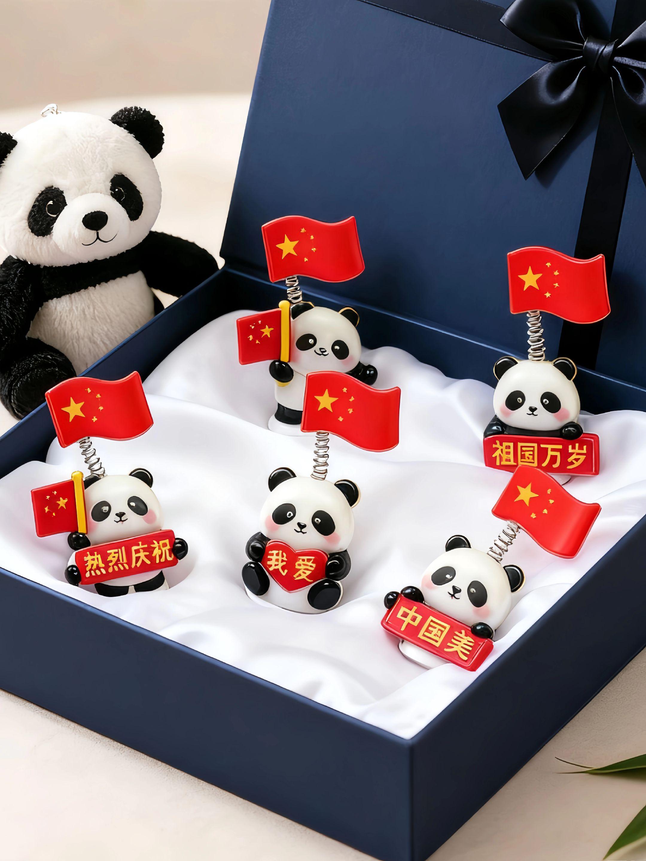 软萌熊猫化身“爱国小卫士”,圆滚滚的身子托着鲜艳红旗,憨态里透着满满的精气神,一眼就戳中人心#汽车摆件 #好物推荐🔥 熊猫饰品 放车里,中控台瞬间有了温度,开车时瞥到这抹红,自豪感悄悄涌上心头;摆办公桌上,工作累了看一眼,连敲键盘都多了股干劲;装在电动车上,出门路上都是满满的仪式感,走到哪儿都带着对家国的热爱。#汽车摆件 #车载好物