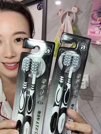 用一次就爱上的#硬毛牙刷 刷的干净还不伤牙龈。#牙刷 一定要定期更换。