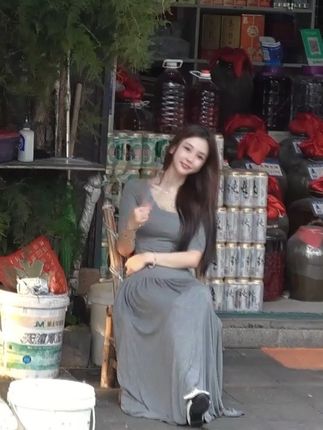 偷拍到一个小姐姐她好像在对我笑哎