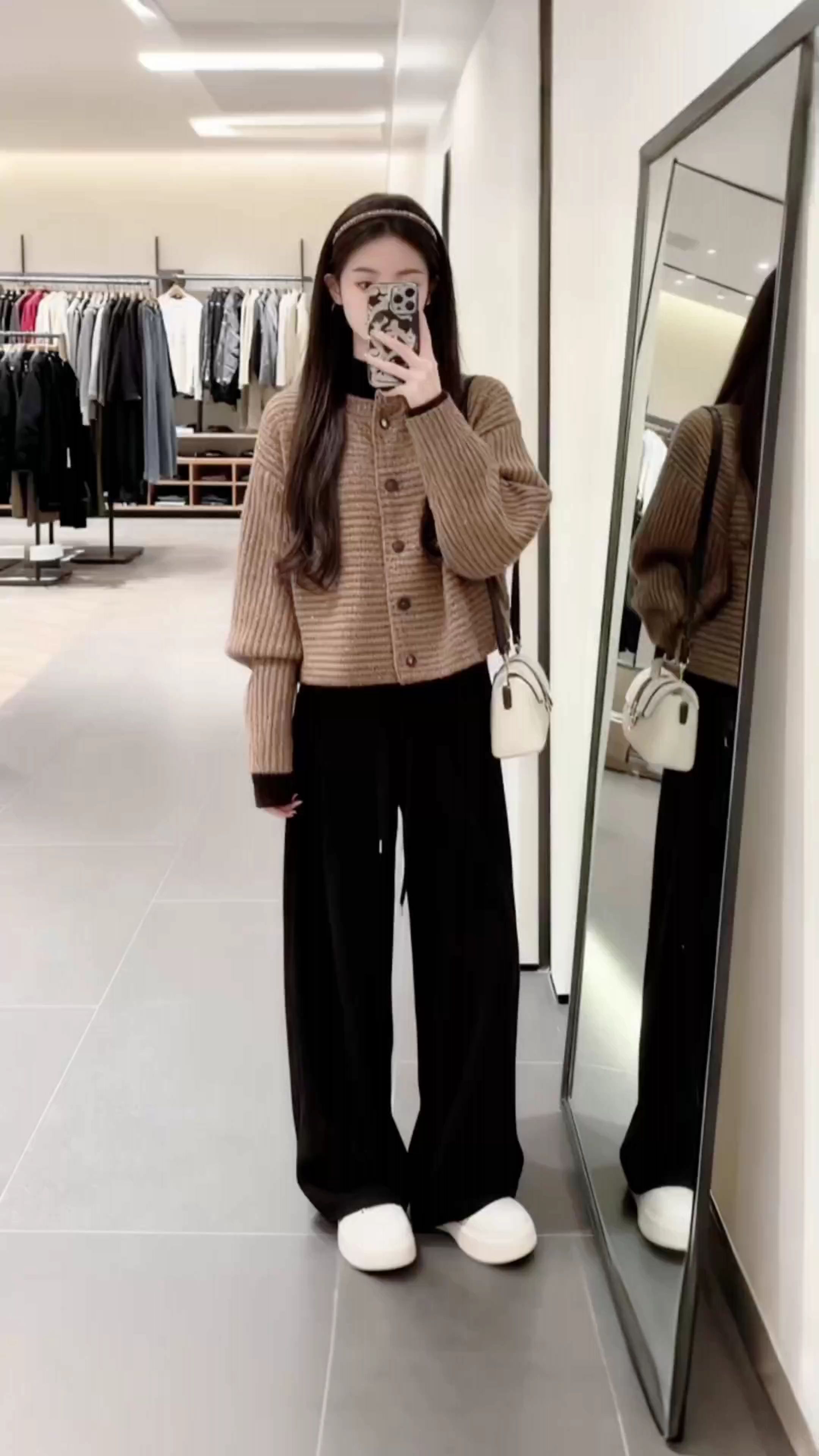 好女人得到名声,坏女人得到一切  #许我耀眼 #许我耀眼一家人玩抽象  #许妍用穿搭演绎角色灵魂  #许妍激发了大家的打扮欲 #当我的许妍病突然犯了