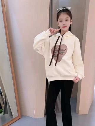 #我要上热门 女孩子的穿衣风格应该是可爱的,休闲的,潮酷的.各种风格都要尝试下,趁着还小,使劲打扮#中大童女孩衣服推荐 #春款上新 #女童套装 #高品质童装