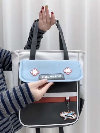 小学生超实用补习双肩包 还在为孩子找合适的补习包?这款韩版双肩包 ,闭眼入 大容量设计,课本、作业本、美术工具 ,统统装下,轻松应对各种补习需求 轻便减负,孩子背着不累,双肩带设计贴合背部,呵护脊柱发育 颜值在线,马卡龙配色 + 可爱挂饰,韩系风格拉满,孩子超爱背 #小学生补习包 #双肩包推荐 #宝妈必备#补习包#包包推荐