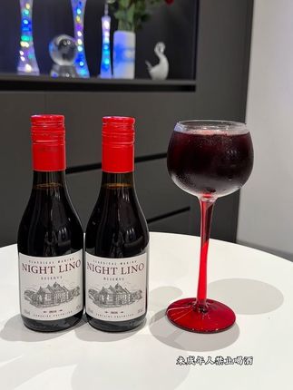 #无限回购的宝藏单品 中秋送女友被夸爆的酒!就是这瓶半甜红葡萄酒,一盒6瓶超精致,女生睡前开一瓶刚好,再也不担心隔夜酒浪费!开瓶就是浓郁的成熟葡萄香,入口全是车厘子、黑加仑、草莓的甜润果香,后调是黑巧克力的丝滑,余味绵长!巨好喝,送礼又有格调又浪漫!#半甜红葡萄酒 #谁懂啊真的很好喝 #微醺时刻 #仙女都在喝什么
