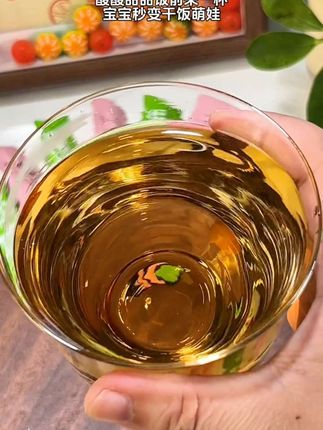 秋天啦!天气越来越干燥,妈妈们可以给宝宝准备些秋梨膏,我家不爱喝水的宝宝也爱上了它!可以随身携带,配料干净,喝起来清润甘甜,全家人都可以喝!#秋梨膏 #梨膏 #饮品 #饮品推荐