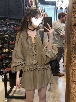 设计师慵懒度假轻奢显白温柔卡其棕雪纺长袖连衣裙#穿出高级感 #显瘦长裙 #时尚穿搭 #新款时尚 #时尚感十足