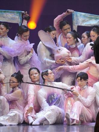 2026WOD China 嘉宾秀-HELLODANCE 《林夕木亥》
如果用绘画来打比方,今晚的大部分作品像西方的焦点透视,而HELLODANCE这次的这个作品则是很大胆地用了国画的散点透视,仿佛是活动的梦境版清明上河图。
谢谢HELLODANCE带来的这个奇幻又浪漫的梦
当最后那只蝴蝶飞过,也给我的梦画上一个暂时的句号……
这也是舞蹈风暴之后,@HELLODANCE吾街舞 和 @添添向上 的再一次正式的舞台合作,对于从舞蹈风暴开始认识HELLODANCE和添添的我,意义非凡,我会好好回味这个别样的梦核
#WOD #世界舞蹈大赛 #hellodance #陈添