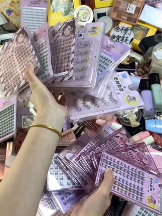 来咯来咯！快来～这里什么化妆品都有！ 快来拿了！早上7.30开始，各种美妆都有。速来 直接拿走！#平价彩妆 #假睫毛#粉饼#唇釉#粉底液