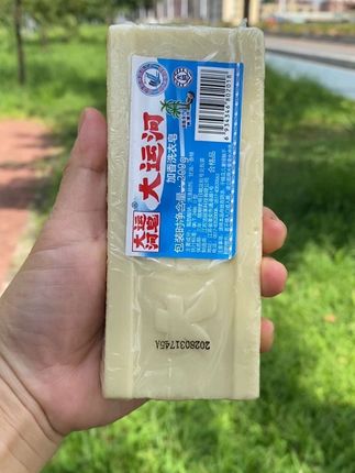 经常给孩子洗衣服的一定要试试这个大运河肥皂,没想到居然这么好用!平时孩子衣服上有不好洗的污渍,都能用它搓干净,泡沫也很多,不管是刷鞋子还是洗白衣服啥的都好用。#好东西一起分享 #自用好物推荐 #原创 #好物推荐🔥 #大运河肥皂