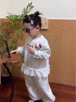 用春春养大的孩子 如今已经有了小大人的模样 原谅我的母爱滤镜 在我眼里你永远闪闪发光 即便生活被一地鸡毛填满 但依然觉得你值得 #我的女孩#亲子#宝妈情感共鸣#女宝穿搭