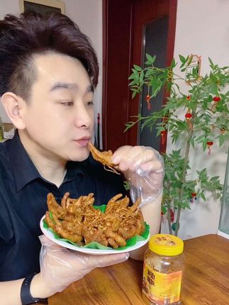 天天看我啃鸡爪子你们馋不馋?要不直接就买两罐😄!他这个味道是跟普通鸡爪真不一样啊,而且他这个鸡爪肉就非常厚啊,越嚼越香,就特别适合追剧下酒,而且这一罐倒出来就真的很多,实打实的五百克,他这个就是那种干辣的那种啊,评论区好多人就说这个非常非常辣。总结的非常到位啊,但他这个就属于那种越辣越想吃的那种,而且他这个回购率真的很高很高,你就可想而知他有多辣多好吃了。就你们没吃过这个瓦味的,真的可以去尝一尝。#佤味鸡脚 #哎妈呀真香 #太解馋了 #香香辣辣的美食