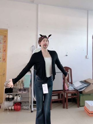 身材基础 穿搭就不能基础,我可太会买裤子了,又购入一条百搭神裤,姐感这不就狠狠拿捏了嘛,背景简陋也不影响裤子的美丽~#穿搭 #今天穿什么 #记录真实生活#毫无训练痕迹